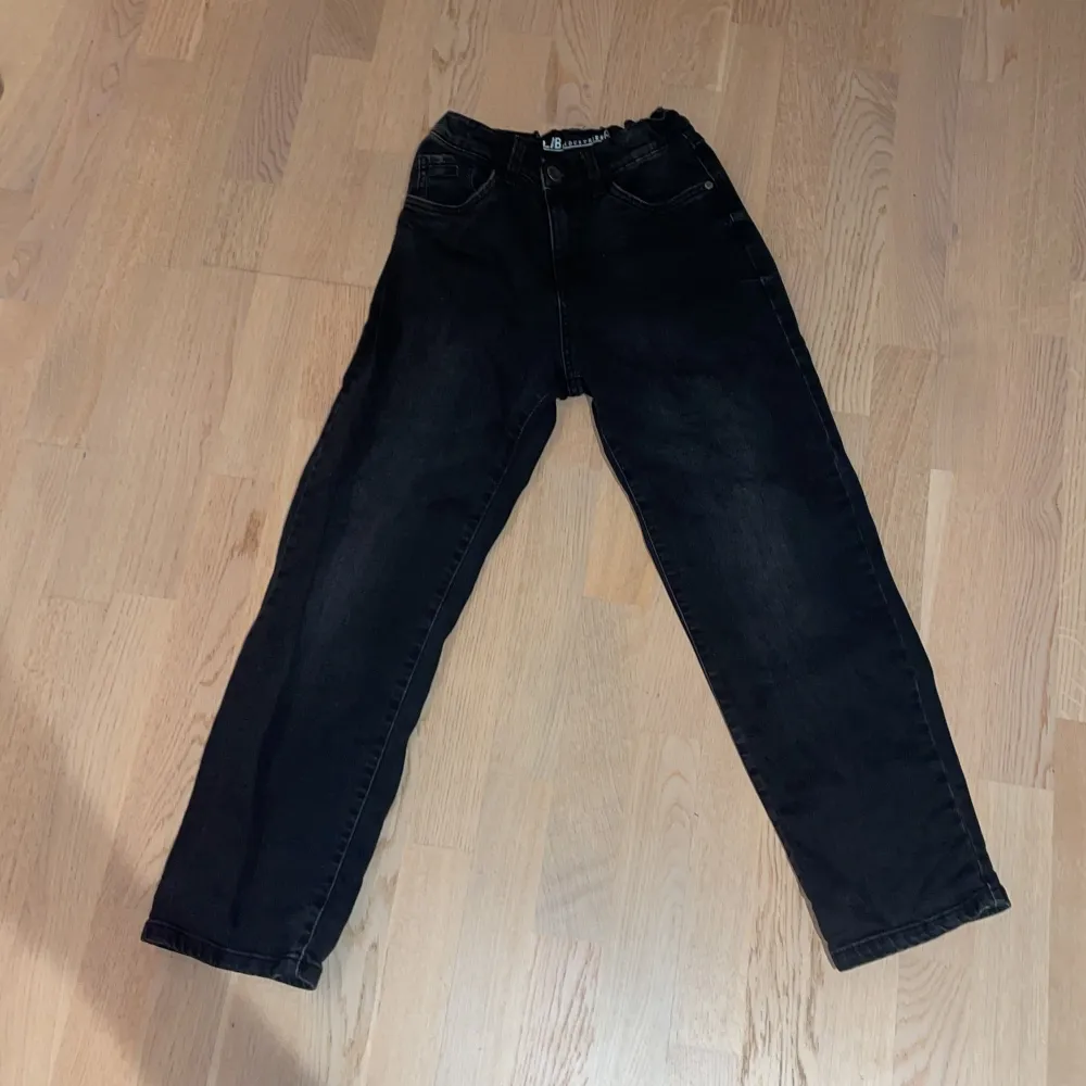 Några as snygga svarta jeans som skulle kunna passa någon som är runt 145-155cm lång. Säljer pågrund av att de har blivit för små. Inga skador. Jeans & Byxor.