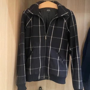 A.P.C Jacka - A.P.C jacka i storlek Xs och väldigt bra skick. Nypris ca 3500kr. 