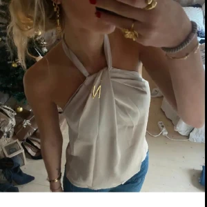 Snyggaste festtoppen - Superfin festtopp!  Använd fåtalgånger!  Jättefint skick sminkfläck på bandet men eftersom den knyts i nacken eller går o vända på så syns det ej!!💕💕 går ner lite i pris oxå därav! 