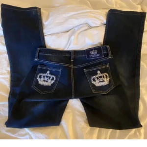 Victoria Beckham jeans  - Väldigt fina lågmidjade VB jeans 💕innerbenslängden är 80 cm och midjemåttet är 36 cm 🫶🏼Priset är högt då jag inte vill sälja dom direkt men använder inte 💕