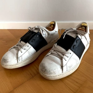 Valentino open lowtop sneaker - -Valentino Open Lowtop sneaker  -stl 42/8 -använt skick