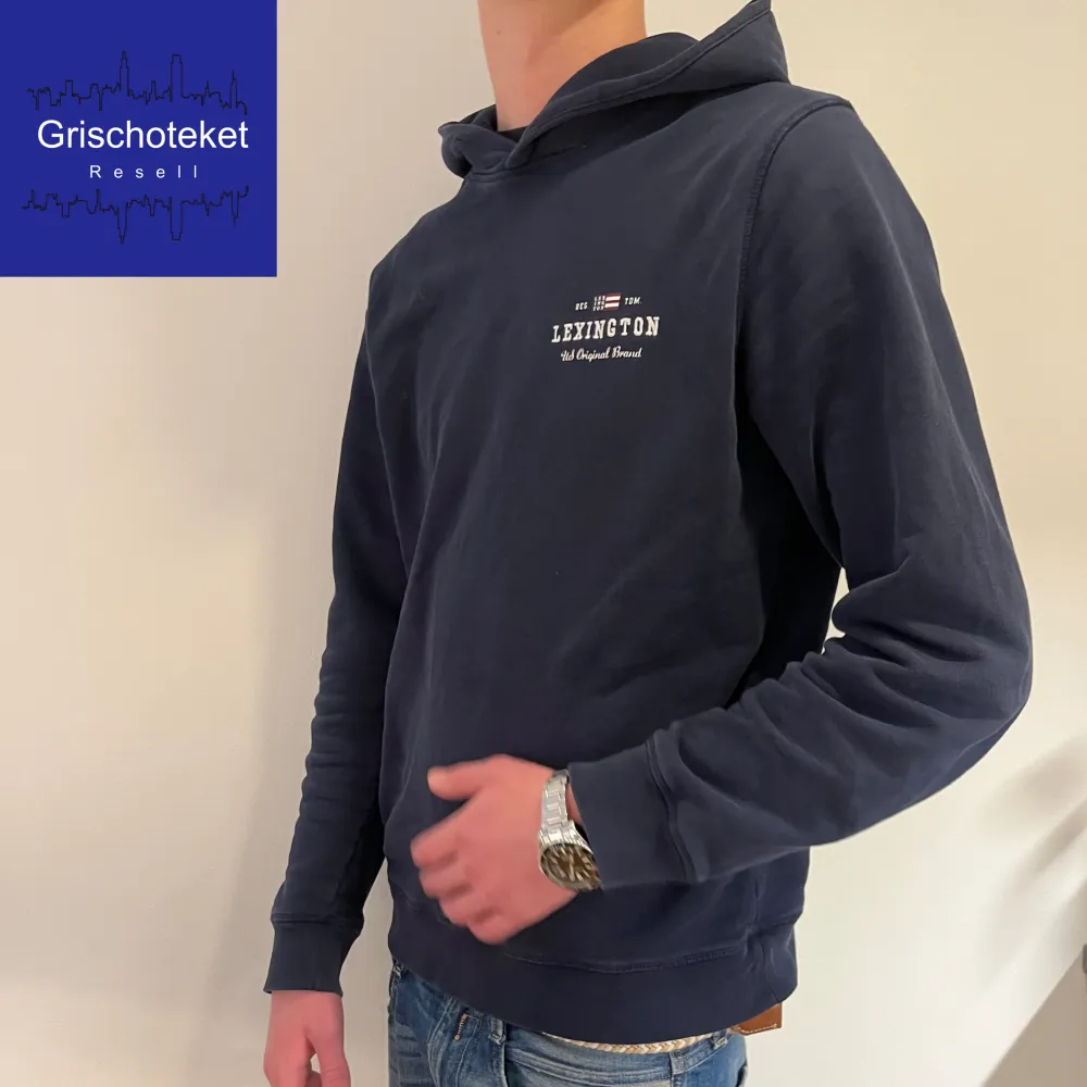 Säljer nu en snygg lexington hoodie! Storlek M, modellen på bilden är 1,85! Ny pris: 1500kr, vårat pris: 600kr! Skick 10/10. Hör av er vid några frågor!✅. Hoodies.