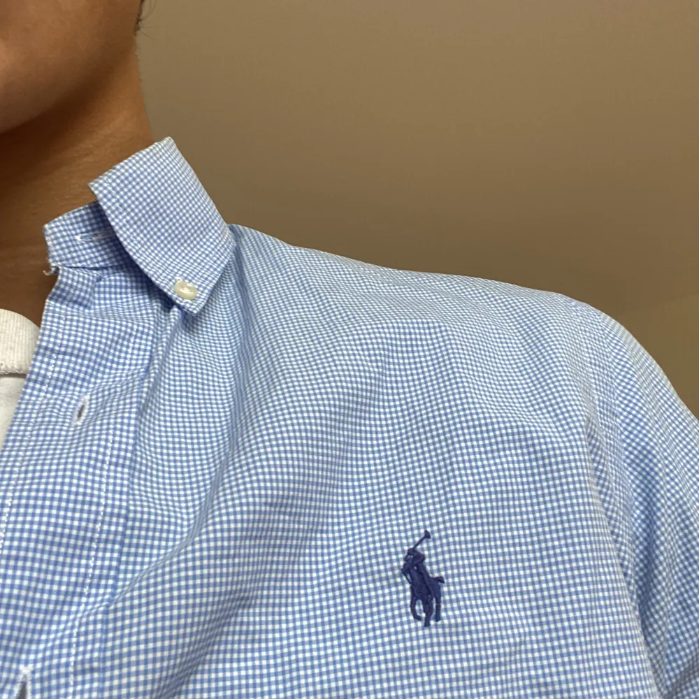 Tja, säljer nu en riktigt snygg Ralph Lauren skjorta i storlek M, kolla in profilen för liknande annonser och följ för mer 😇. Nypris 1500kr. Skjortor.