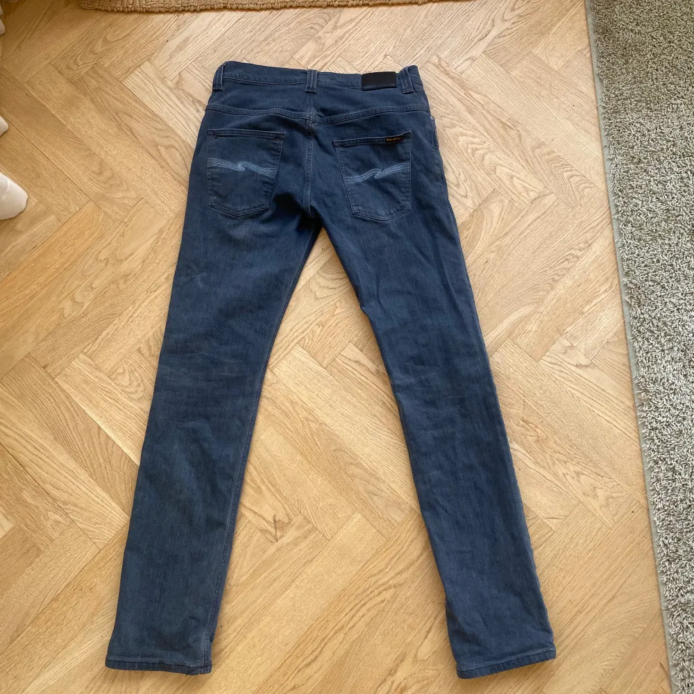 Säljer sjukt feta Nudie jeans i modellen thin finn. Varan har inga defekter och dessa har knappt används.   Nudies pris: 1600kr Mitt pris: 449 Hör av dig om fler bilder eller frågor🤝. Jeans & Byxor.