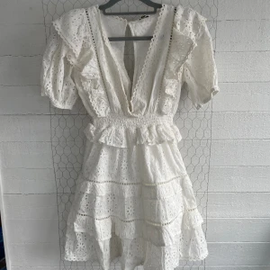 Vit klänning - Otroligt fin klänning som var tänkt till studenten säljes nu för att jag valde en annan. Helt ny med lappar kvar. Köparen står för frakten.