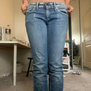 G-star jeans - Säljer mina fina G-strar jeans då dom tyvärr inte kommer till användning längre. Midjemått: 38cm rakt över Innerbenslängd: 79 Bredd vid forändan: 20 Skriv för fler bilder