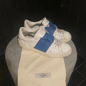 Valentino opens  - Skorna är 6.5/10 i skick! Dustbag kommer med skorna, tyvärr finns det inte box. Skorna skickas 1-2 dagar efter köpet!👍🚚🛑 DM FÖR MER FRÅGOR🛑 DET KOMMER INTE MED NÅGON SULA 