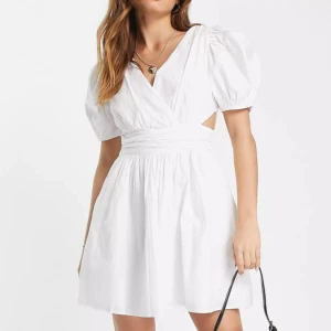 Vit klänning - Helt ny skick och passar jätte bra till student💞köpte på asos för 1200