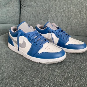 Air Jordan 1 low ”True blue cement” - Strl 43/44. Köpta från GOAT (låda och tag finns kvar) endast testat på så helt nya skor. Kostar 1648kr på GOAT just nu. 