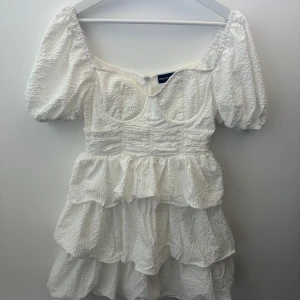 Vit klänning - Superfin vit klänning som passar perfekt till studenten 🤍🤍