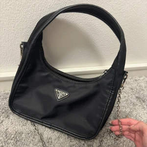 Prada väska - En prada väska som ej används🫶🏻💞säljer billigt då det ej finns äkthetsbevis!