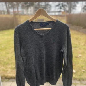 Merino ull tröja Ralph lauren - ❗️UTFÖRSÄLJNING❗️| Merino ull tröja från Ralph lauren - Skick: 8/10 - Vårt pris: 199 - Skriv för mer frågor eller funderingar och kolla gärna in liknande plagg i min profil som också är på rea👍