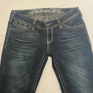 Lågmidjade jeans - Snygga trendiga lågmidjade jeans som jag nu säljer då dom är lite för små. Jättefina fickor där bak  