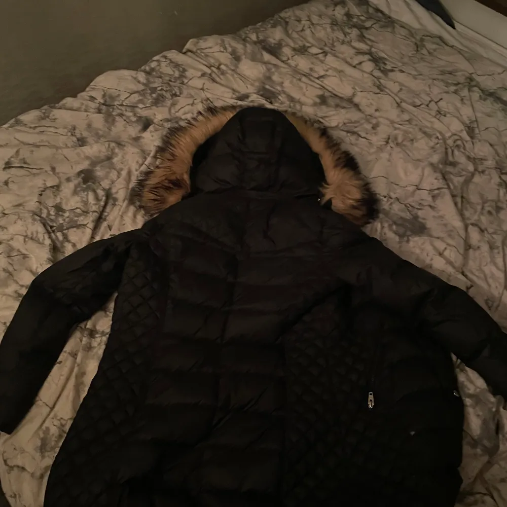 Jackan är i srtl 38, jag är 172 och den går nästan ner till mina knän, köpte jackan för 4000 nånting men jag säljer den för 1500. Takit.