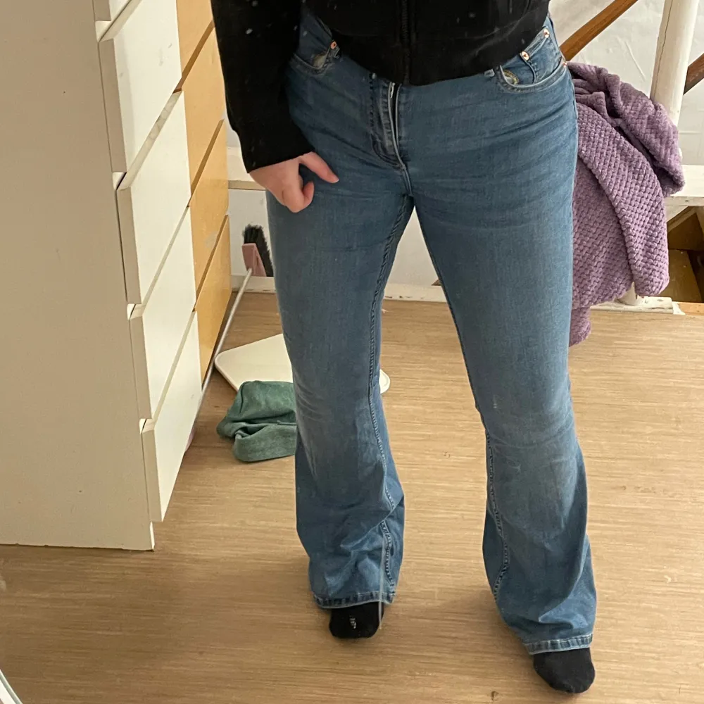 säljer dessa bootcut jeans (snake flare) från  Lager 157 i den långa modellen. jag är ca 175cm. I strl L men passar även M. säljer även samma modell i ljusblå (L) och svarta (M). Jeans & Byxor.