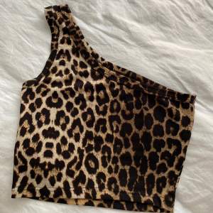 En leopard topp från shein!  Säljer då den ej används!  Kontakta för mer info!🤎💫