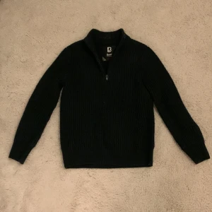 Halfzip tröja  - En fräch halfzip tröja i skick 7/10 riktigt snygg och sitter bra skriv till mig om du har några frågor🤗