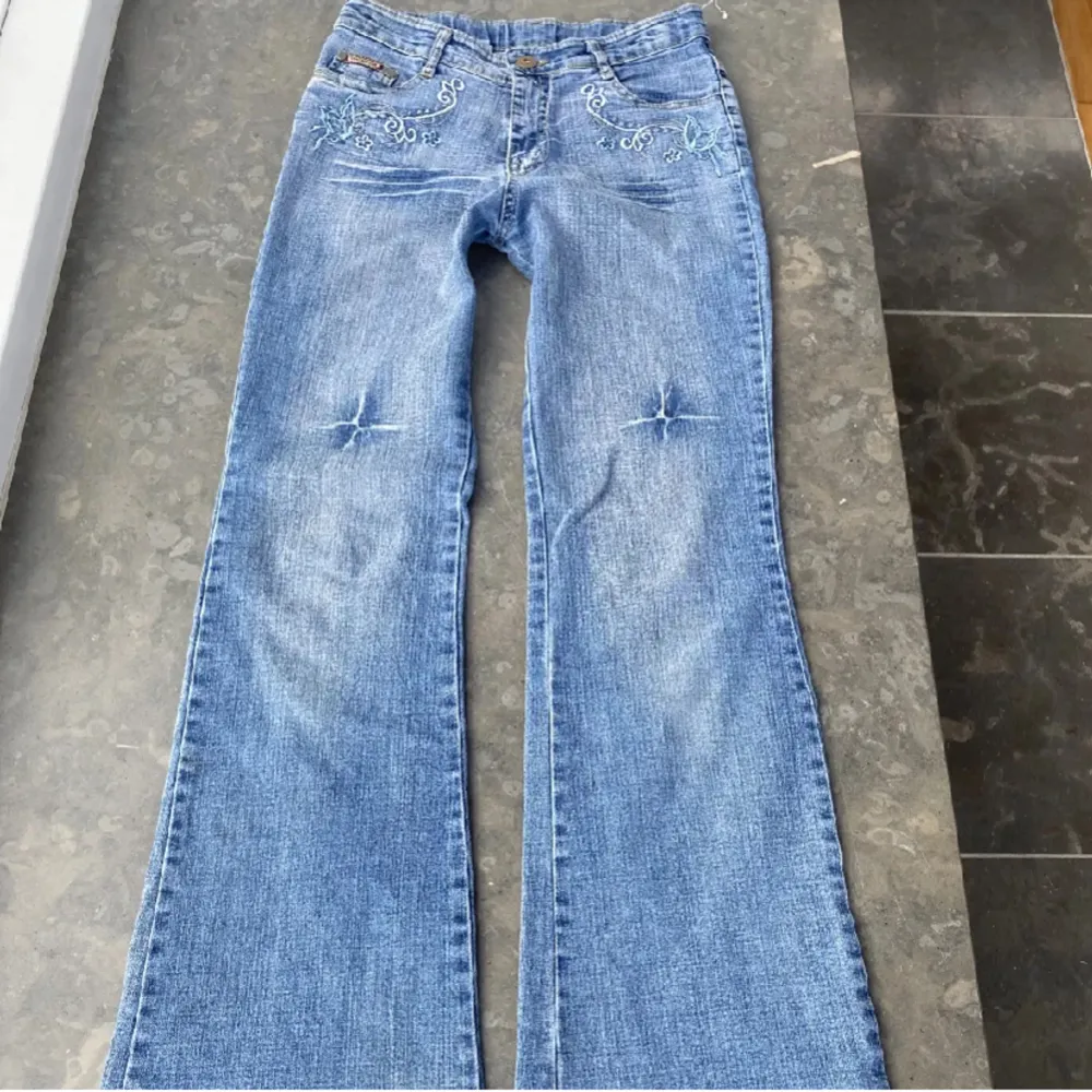 Snygga lågmidjade jeans med ditaljer. Köpta på Plick men säljer eftersom att de tyvärr inte passade. Har en liten defekt (bild 3).. Jeans & Byxor.