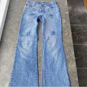 Snygga lågmidjade jeans med ditaljer. Köpta på Plick men säljer eftersom att de tyvärr inte passade. Har en liten defekt (bild 3).