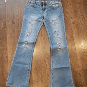 Säljer dessa skit snygga jeans då jag inte riktigt gillade hur de satt på mig.  (Inte mina bilder)