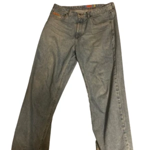 Empyre baggy jeans - Ett par blå empyres med nice wash