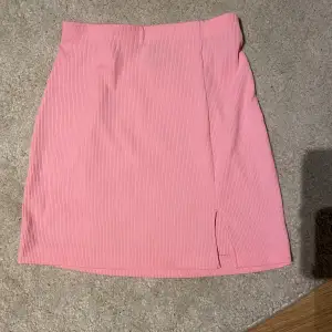 Rosa kjol från hm med slits. Fint skick, säljs då den inte används.