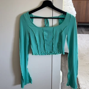 Turkos/grön topp - Jättefin somrig topp som har djup rygg med knytning över skulderbladen. Slits på armarna. Använd några gånger, i jättebra skick! Säljs då den inte används 🩵skriv vid frågor