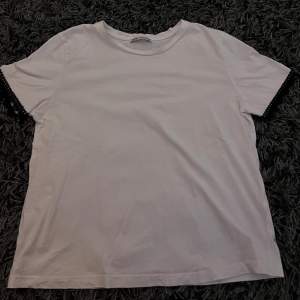Vit t-shirt med spets detaljer från Zara i storlek M. Använd väldigt få gånger 