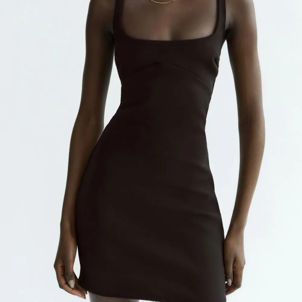 Säljer denna snygga klänningen ifrån zara som jag aldrig använt pga lite för tajt💕nypris är 399kr. Klänningar.