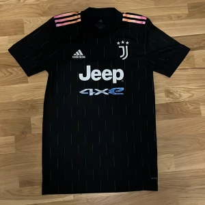 Juventus borta tröja 2021/22 - Skulle säga att den 9,5 av 10 i skick nästan aldrig använd. I strl S men passar även barn som är 168-176