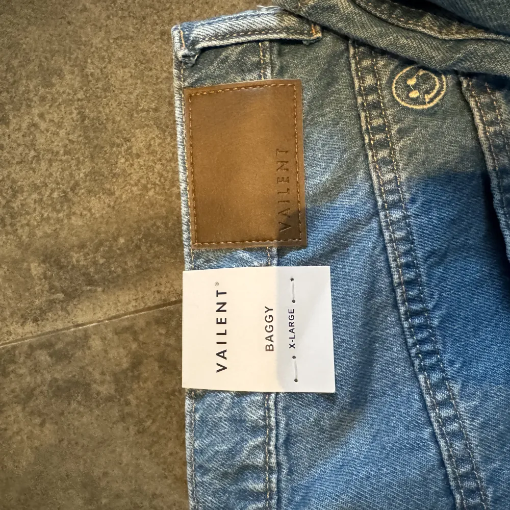 Säljer nu dessa jeans från Vailent. Köpta sommaren 2023, oanvända. Inga fläckar eller  märken.   Ord. pris: 699kr Mitt pris: 399kr. Jeans & Byxor.