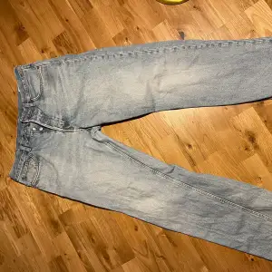 Säljer Weekday jeans av modellen space. Pris kan diskuteras