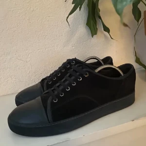 Lanvins  - Riktigt feta lanvin skor! Skick 7/10 pågrund av att det är ett litet hål bak vid hällen. Därför är priset så lågt. Annars riktigt fräscha och snygga!👌😁