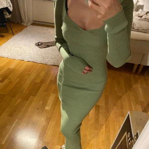 Adoore klänning  - Säljer min ”Roma dress” från Adoore då den inte kommer till användning längre. Den är i storlek 34 och i fint skick. Nypris 1395. Skriv om du har någon fundering 🌸😊