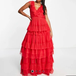 Balklänning (samma modell fast vit - se andra bilden) - Säljer denna fina balklänning som aldrig kom till användning förra året. Den är helt använd. OBS: Den är och uppklippt och uppsydd så att den passar någon som är 160!