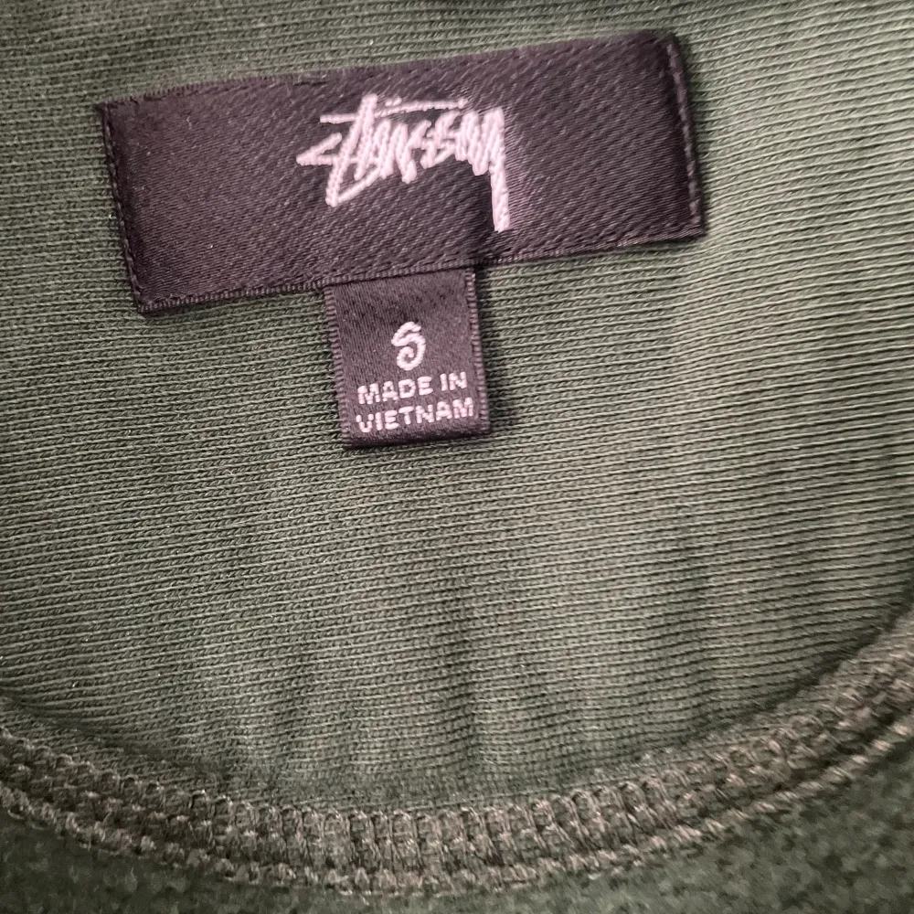 Grön Stussy Zip hoodie i 9/10 skick. Storlek S. Pris kan sänkas vid snabbt köp. Hoodies.