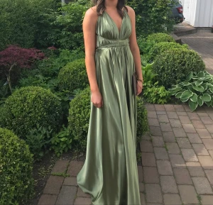 Balklänning - Säljer finaste gröna balklänningen från Ivory Field, Stl S. Använd en gång. Nypris 2500kr❤️❤️❤️❤️