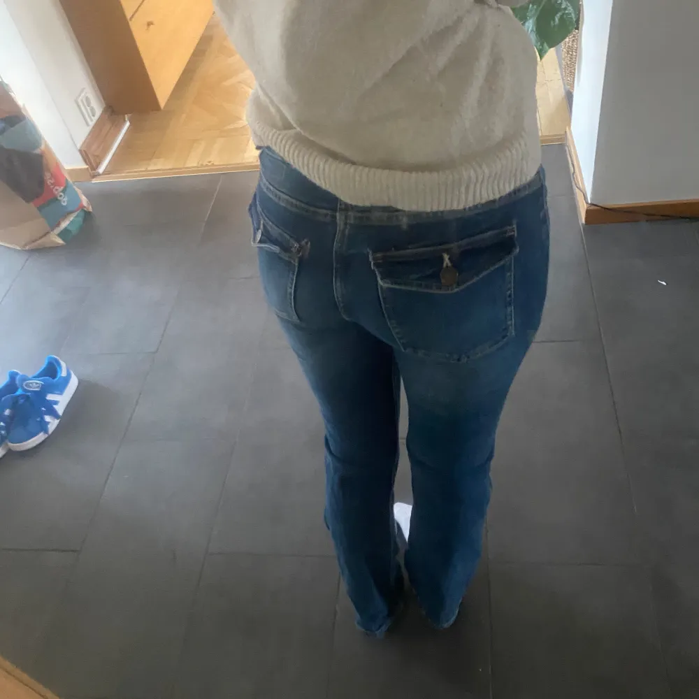 Säljer dessa jättefina jeans då jag anser att de är för korta för mig. Som ni ser på bild 3 har de gått sönder under ena öglan därav går priset att diskutera. Byxorna är i storlek 36 och jag är 170 cm💓💓. Jeans & Byxor.