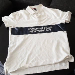 Tommy hilfiger pike tröja - hej säljer nu en helt oanvänd tommy hilfiger tröja som är helt i nysckick. har aldrig använt den