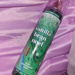 BATH & BODY WORKS vanilla bean noel - En body mist från BATH & BODY WORKS i doften vanilla bean noel som luktar vanilj med musk och påminer om Victoria's secret body mister! Helt full och knappt använd!💚🫧🪼