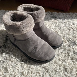Uggs - Säljer mina uggs då dem bara stått i min garderob i 2 år nu🌹 Extremt sköna  Använda en halv vinter  