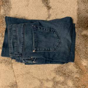 Jättesnygga jeans från only, de är Lågmidjade och vida! Obs byxorna är uppsydda men passar någon som är runt 162cm, priset kan diskuteras!