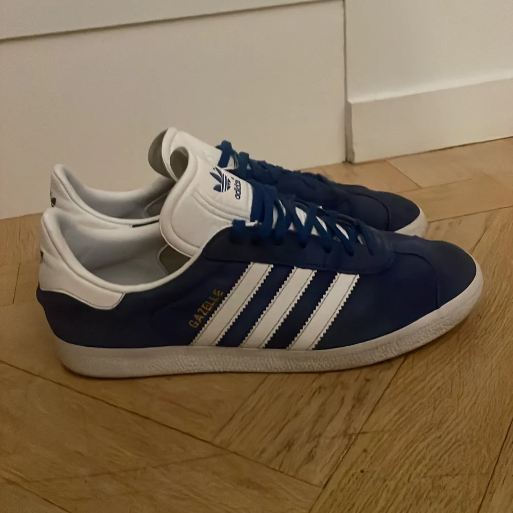 Säljer dessa snygga Adidas Gazelle skor. Skick: 9,5/10 | Nypris: 1249kr | Vårt pris: 599kr | Hör av dig vid funderingar! Mvh. Skor.