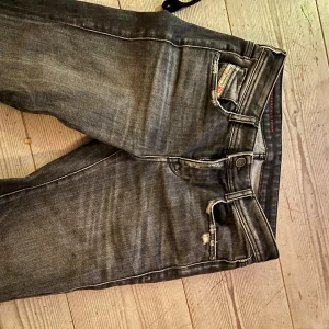 Disel jeans  - Bra skxik fin grå färg 