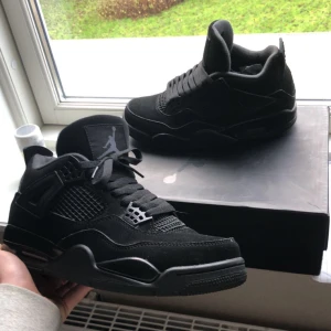 Jordan 4 black cats - Säljer dessa Jordan 4 black cats eftersom dom inte kommer till användning. Dom är använda 2 gånger utomhus o är därför i nyskick inga som helst tecken på användning. Orginal låda följer med. Köpta på 🐼buy 