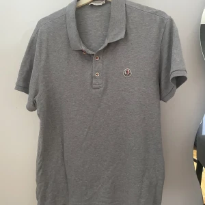 Moncler piké - Säljer en endast testad moncler piké i storlek L. Priset går att diskuteras.💗