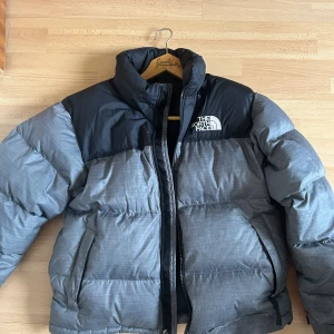 Northface jacka  - Hyfsat skick. Snyggt lagat hål, några defekter annars väldigt fin. 