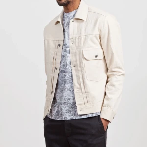 Our Legacy jeansjacka - En unik off white jeansjacka från Our Legacy som gjordes i limiterad upplaga. Såldes endast på Tres Bien Shop.  Strlk 46 herr, funkar för dam också. Perfekt som overshirt. Väldigt bra skick. 