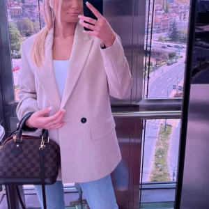 Blazer - Säkjer denna blazer som är oversized från zara. Storlek xs men passar även S då den är oversized. Använd en gång