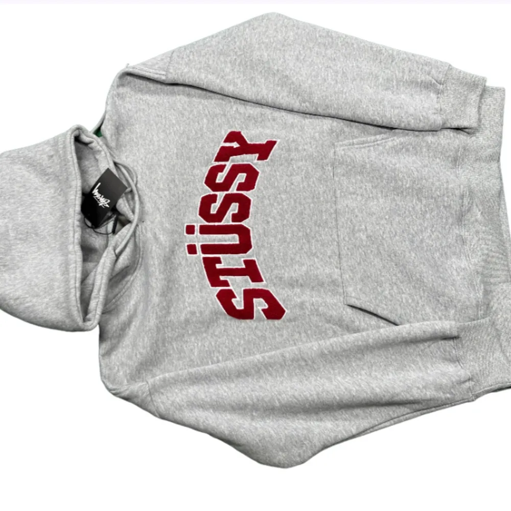 helt ny med prislapp embroderat stussy logga i röd färg storlek M grå. Hoodies.